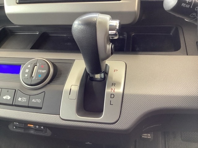 CVT車のセレクトレバーです。低速から高速まで、変速ショックのないスムーズな走りを実現するとともに、エンジン効率のよい領域を維持することで燃費にも貢献します。
