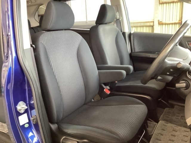 広い足元に肘掛けもついたゆったり座れるシートです。運転席と助手席の間が空いているため、助手席側への移動がスムーズです。交通量の多い道でも、助手席側から乗り降りができます。