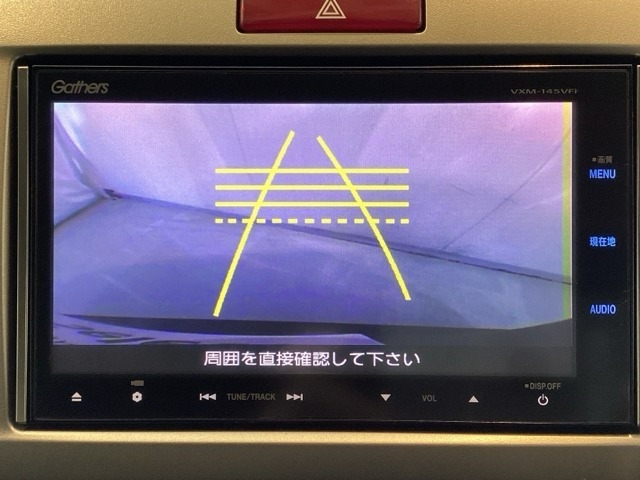 バックでの車庫入れも安心です！　リアカメラが付いているバックモニター付のナビを装備しております。操作線もついており距離感も画面から確認できます。
