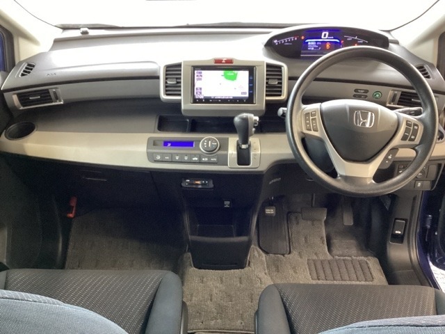 車内は光触媒抗菌消臭施工済です。インパネ周りはスタイリッシュなデザインで機能や装備も充実しています。グローブボックスやカップホルダーのほかにトレーなどたくさんの収納スペースが付いています。
