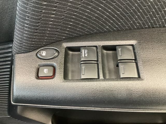 パワーウインドウは運転席でドア4枚とも上下の操作ができるようになっています。子供さんが勝手に操作できないようにロックすることも可能です。