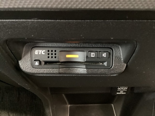 エアコンパネルの下にETCがついています。高速道路の料金所の通過も楽々です！。　カードの取り出しもしやすい場所についています。