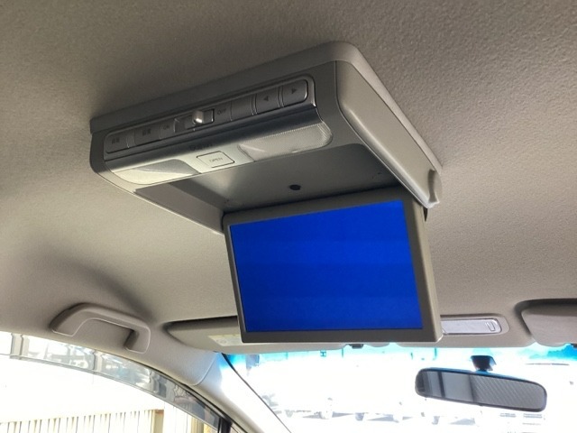 天井にリア席モニターが付いています。ナビゲーションで再生しているDVD等の映像を、後部座席の方にご覧いただくことができます。お子様にも大人気です。