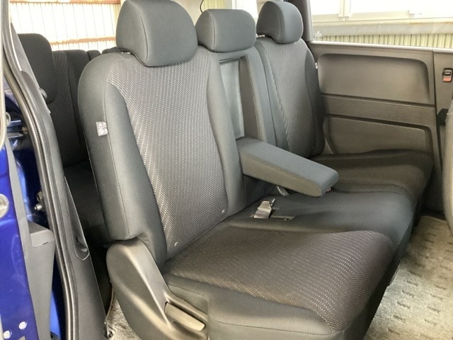 2列目シートは背もたれの角度調節ができるベンチシートになっております。長距離運転になってもゆったりとできるようにアームレストがついてます。