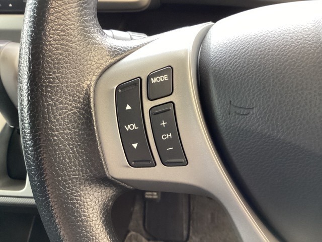 ステアリングスイッチがついていますので、オーディオのチャンネル変更、ボリューム、ジャンル変更が操作可能です。ハンドルから手を離さず安全に操作できます。