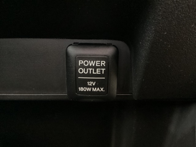 アクセサリーソケットはUSBのアダプターなどをつければ、スマホの充電にも使えます。周辺には物が置けるボックスがついています。