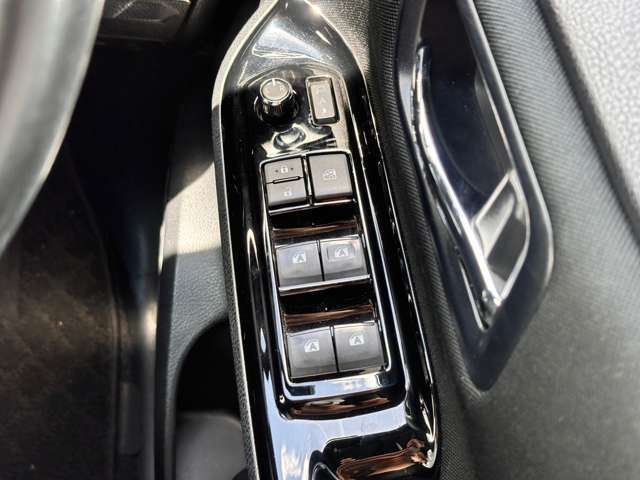 【電動格納ミラー】運転席のスイッチで、ドアミラーの開閉や角度の調整ができます。