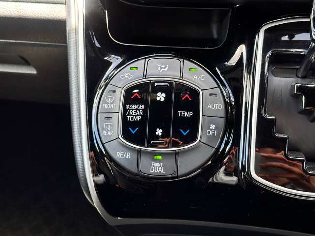 【左右独立温度コントロール式フルオートエアコン（DUAL/SYNC）】運転席側と助手席側でそれぞれ自由に温度設定ができ、快適な風量やモードなどを自動調整します！