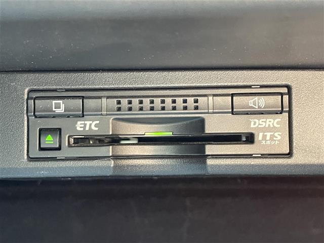 【ETC】有料道路を利用する際に料金所で停止することなく通過できる、ETC車載器（ノンストップ自動料金収受システム機器）が装備されています。セットアップを行うことで利用可能になります。