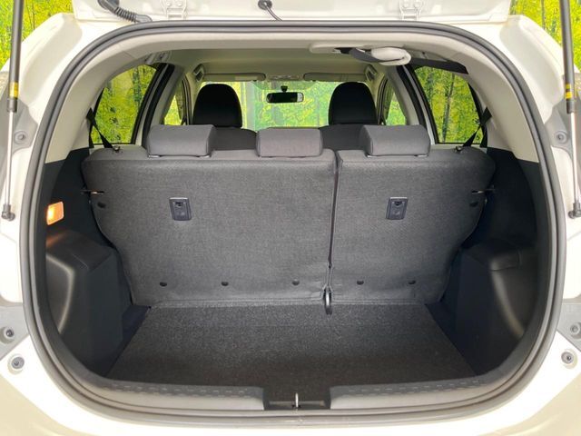 普段のお買い物や通勤、送迎等に十分な荷室スペースを確保しております。セカンドシートを倒すと、大きな荷物の積載も可能です♪