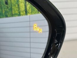【ブラインドスポットモニター】走行中、ドアミラーの死角になりやすい箇所に後続車が接近するとサイドミラーのレンズに警告を表示！ドライバーに注意喚起をしてくれます。