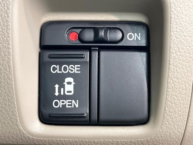 【パワースライドドア】スマートキーや運転席のスイッチでスライドドアの開閉が可能♪電動だから力を入れてドアを開ける必要が無く、小さいお子様でも、重い荷物を持っている時もラクに開け閉めできます♪