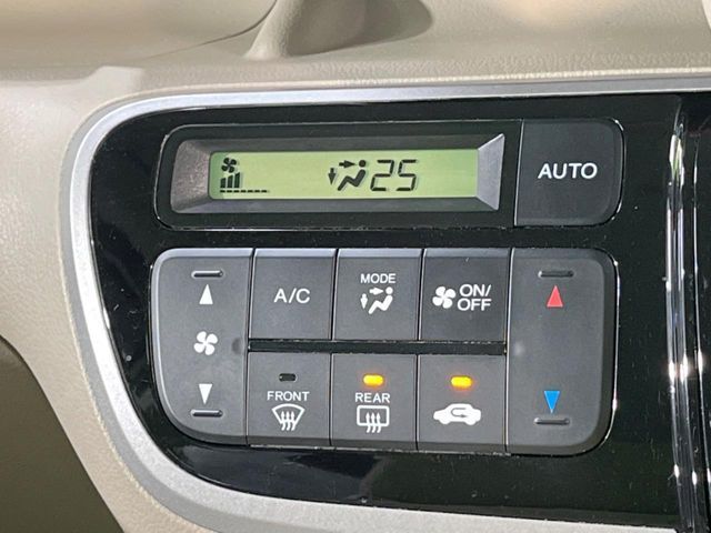【オートエアコン】一度お好みの温度に設定すれば、車内の温度を検知し風量や温度を自動で調整。暑い…寒い…と何度もスイッチ操作をする必要はありません。快適な車内空間には必須の機能ですね♪