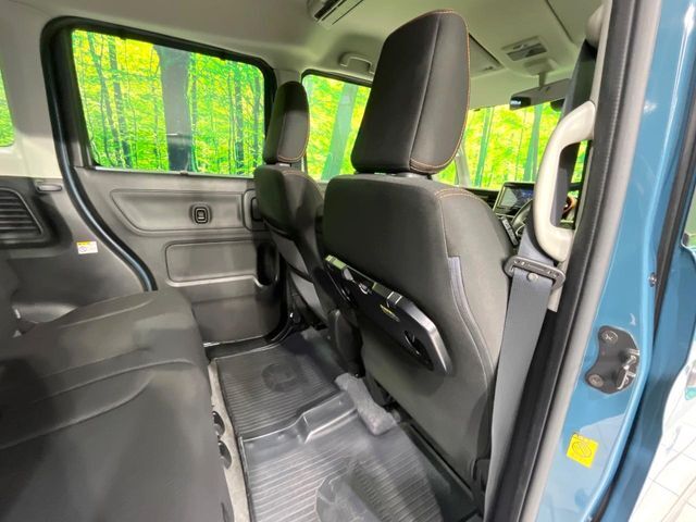 後部座席も気になるようなキズ・汚れやへたり等、大きなダメージはなく、良好な状態です。