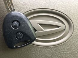 【キーレス】少し離れた場所からでもボタン一つでドアの開錠・施錠ができるのでとっても便利！ドアの鍵穴周りに傷をつけることもありません♪