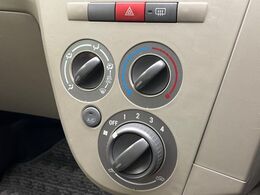 寒い冬も暑い夏も全席に快適な空調を届けてくれる、ダイヤル式エアコンを装備♪