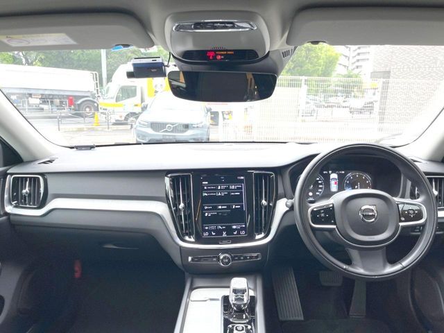 V60　B5インスクリプション入庫です。harman/kardon高音質サウンドなど快適装備盛りだくさん♪もちろんボルボが世界に誇る安全機能も多数されており、お買い物にもピッタリの1台です。