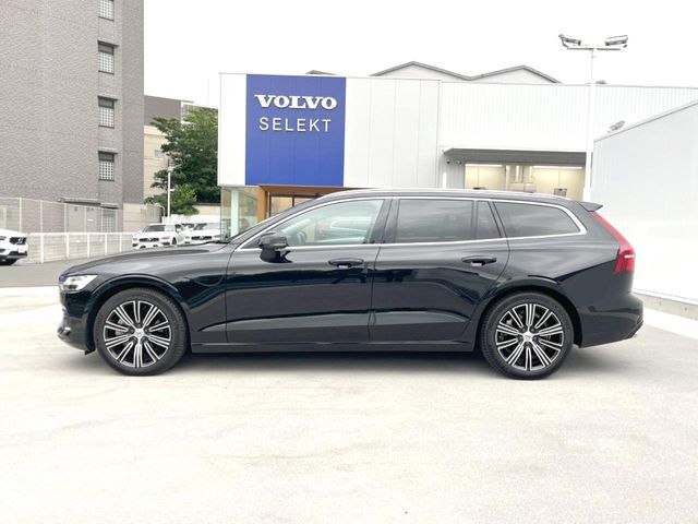 当店の認定中古車（VOLVO　APPROVED　CAR）はメーカー基準の車齢・走行に応じた内外装・機関の176項目もの項目に厳密な点検を実施。すべての基準を満たした自信を持ってお届けする中古車です。