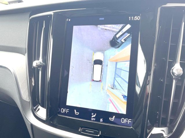 【360°ビューカメラ】4台の高解像度カメラで360度の鳥瞰図を表示。隣の車や壁、死角にある障害物などを画面で確認できるため、狭いスペースでの駐車・出入りも安心です。