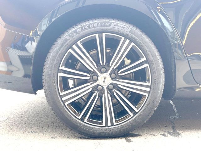 【純正18インチアルミホイール】こだわりを持ってモデル別にデザインされた純正アルミホイールを装着。しつこい鉄粉や錆に高い効果を発揮する「ホイールコーティング」の施工も受付中！