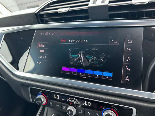 マットブラックにホワイトのLIBERALAのロゴの建物と看板が目印です。