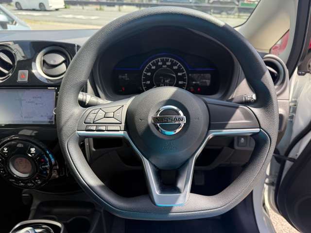 【純正ステアリング】手にしっかり馴染みとても運転しやすいハンドルです♪高級感もにじみ出ております☆