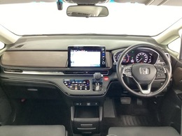車内は光触媒抗菌消臭施工済です。スタイリッシュなデザインで暖かみのあるインパネ周りを演出します。グローブボックスやカップホルダーのほかにトレーなどたくさんの収納スペースが装備されています。