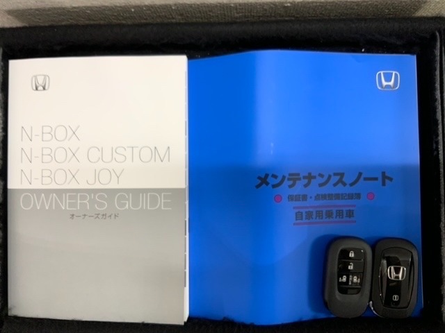 スマートキーは鍵をバッグに入れたままでもドアロックの開閉やエンジンのON・OFFができます。夜間や雨の日も鍵を探さなくて良いので便利です。