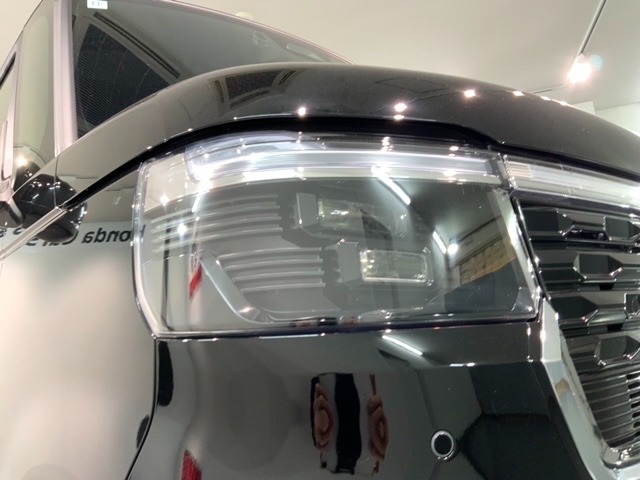 LEDヘッドライトは、点灯の瞬間から最大光量を発揮し、突然暗くなるトンネルなどでの安定感を高めます。