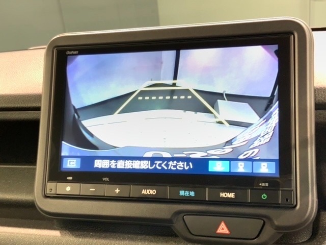 リバースギアに入れるだけで後方の表示へ切り替わります。夜間や雨の日の駐車も楽になりますよ。