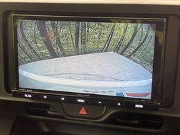 【バックカメラ】駐車時に後方がリアルタイム映像で確認できます。大型商業施設や立体駐車場での駐車時や、夜間のバック時に大活躍！運転スキルに関わらず、今や必須となった装備のひとつです！
