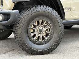 純正17インチホイールが装備されております。ホイールにはビードロックが付いております。このままでもオフロード走行が可能です。