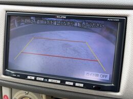 【バックカメラ】駐車時に後方がリアルタイム映像で確認できます。大型商業施設や立体駐車場での駐車時や、夜間のバック時に大活躍！運転スキルに関わらず、今や必須となった装備のひとつです！