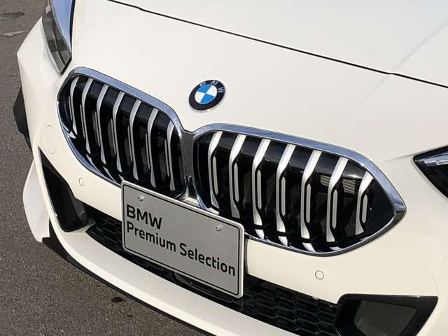 左右のキドニー・グリルの中心にはBMWのエンブレムが鎮座し、個性を放つデザイン性を兼ね備えました。