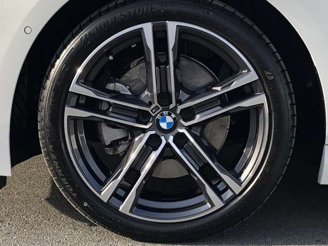 BMW純正18インチホイール。洗練されたデザインで、足元の個性を引き立てます。