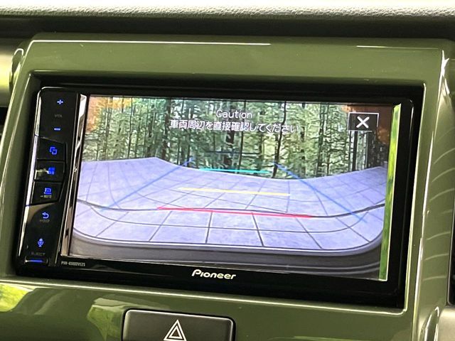 【バックカメラ】駐車時に後方がリアルタイム映像で確認できます。大型商業施設や立体駐車場での駐車時や、夜間のバック時に大活躍！運転スキルに関わらず、今や必須となった装備のひとつです！