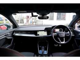 運転席、助手席になります。座った感じはこんなイメージになります。視界良好♪