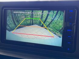 【バックカメラ】駐車時に後方がリアルタイム映像で確認できます。大型商業施設や立体駐車場での駐車時や、夜間のバック時に大活躍！運転スキルに関わらず、今や必須となった装備のひとつです！