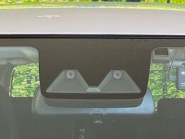 【スマートアシスト】走行中に前方の車両等を認識し、衝突しそうな時は警報とブレーキで衝突回避と被害軽減をアシスト。より安全にドライブをお楽しみいただけます。