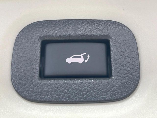 【パワーバックドア】スマートキーや運転席のボタンを押すだけでリアゲートが自動で開閉します！荷物を持っている時や、高い位置にあるバックドアを閉める際に便利な機能です♪