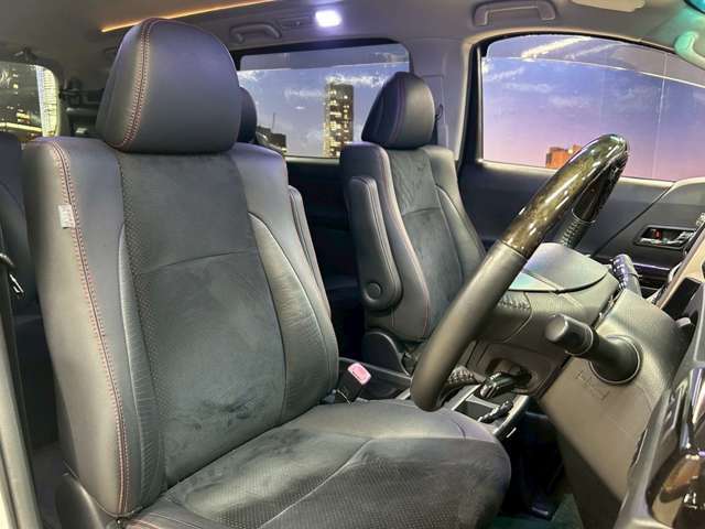 運転席も広々としており運転しやすい環境を実現しています☆