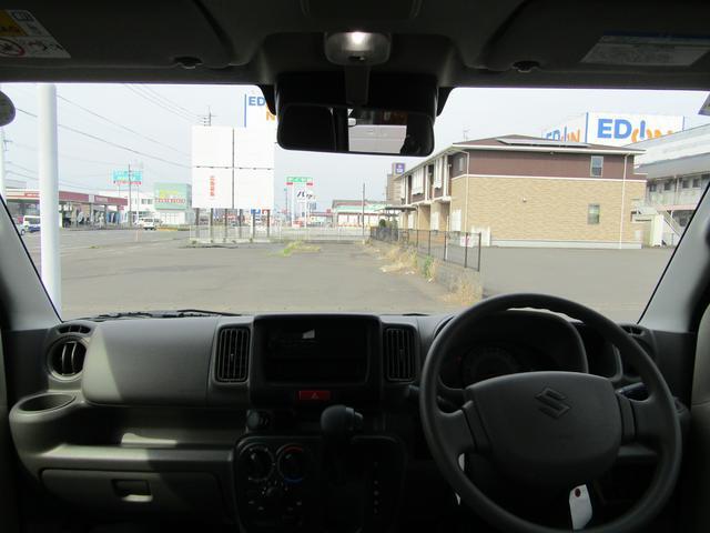 商用車としての実用性を重視した設計がされており、高めに位置したフロントガラスが特徴です。このデザインにより、視界が広く、前方が見やすいです。
