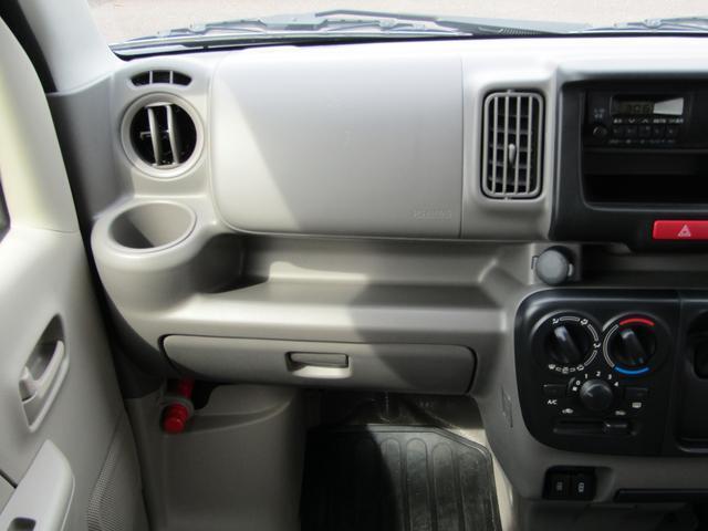 シンプルかつ実用的で、運転中の使いやすさを重視したデザインです。