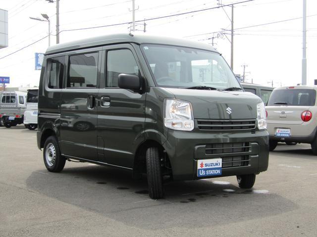 車内はシンプルでありながら、使いやすさが重視されています。商用車であるため、無駄のない設計で、仕事に必要な機能がしっかりと備わっています。