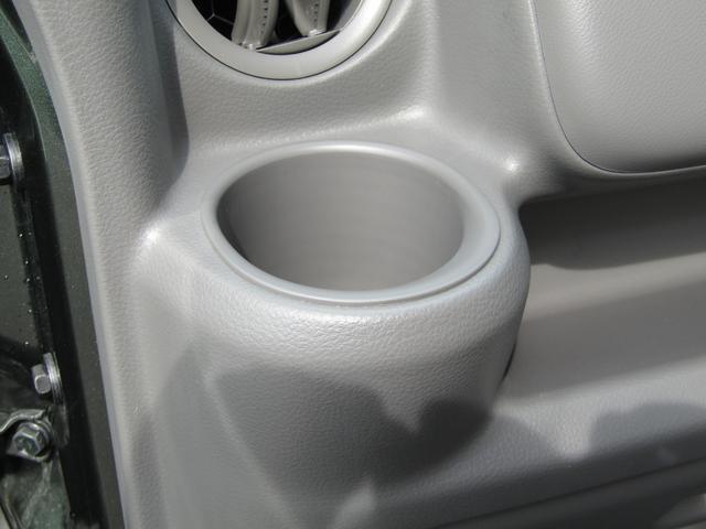 【ドリンクホルダー助手席】容器を安定して収納できるように設計されています。ドライブ中に飲み物を飲むために、手元にすぐアクセスできるのが特徴です。