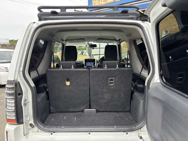 ★トランクからの一枚です★2列目を倒せば荷物も沢山積み込めます(^^)内装は、専任のスタッフが真心込めて丁寧に仕上げをしておりますので、ピカピカに仕上がっております。