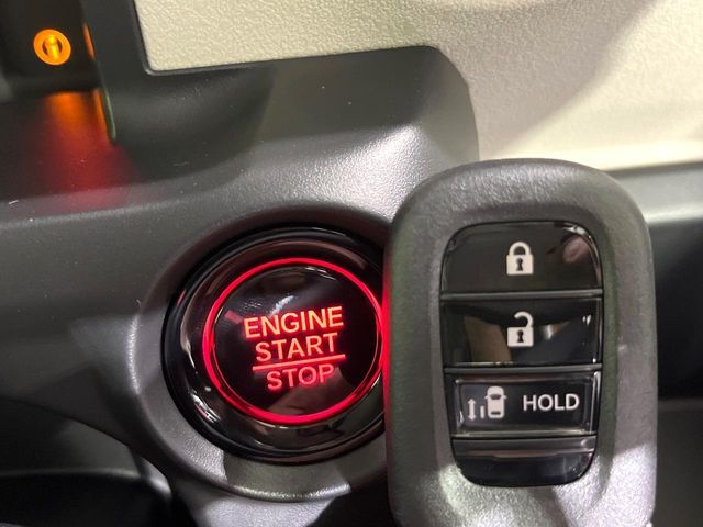 【Hondaスマートキー】カバンやポケットに入れたままでもドアの施錠・解錠が可能なスマートキーを装備。エンジンのオン・オフ時もカギを取り出す必要が無いからとっても便利です♪