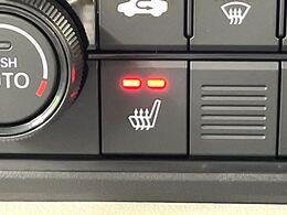 【シートヒーター】寒い日に重宝するシートヒーター！エアコンより早く温まってくれるので寒がりの人も安心ですね♪エアコンの温風は乾燥するから苦手、という方にもをおすすめです。