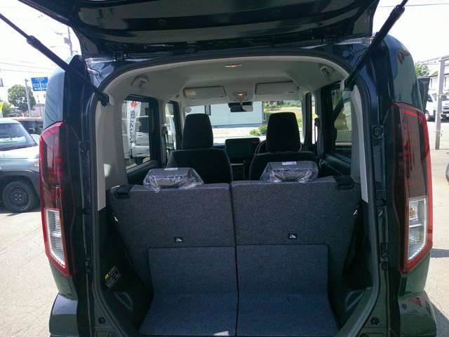 荷室スペースは荷物たくさん入りますよー。もちろん後部シート倒すと大容量に。キャンプにどうですか！