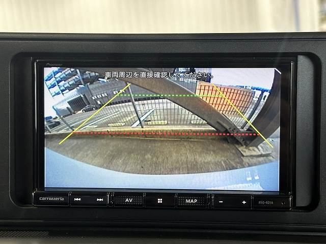 【カラーバックモニター】を装備しております。リアの映像がカラーで映し出されますので日々の駐車も安心安全です。